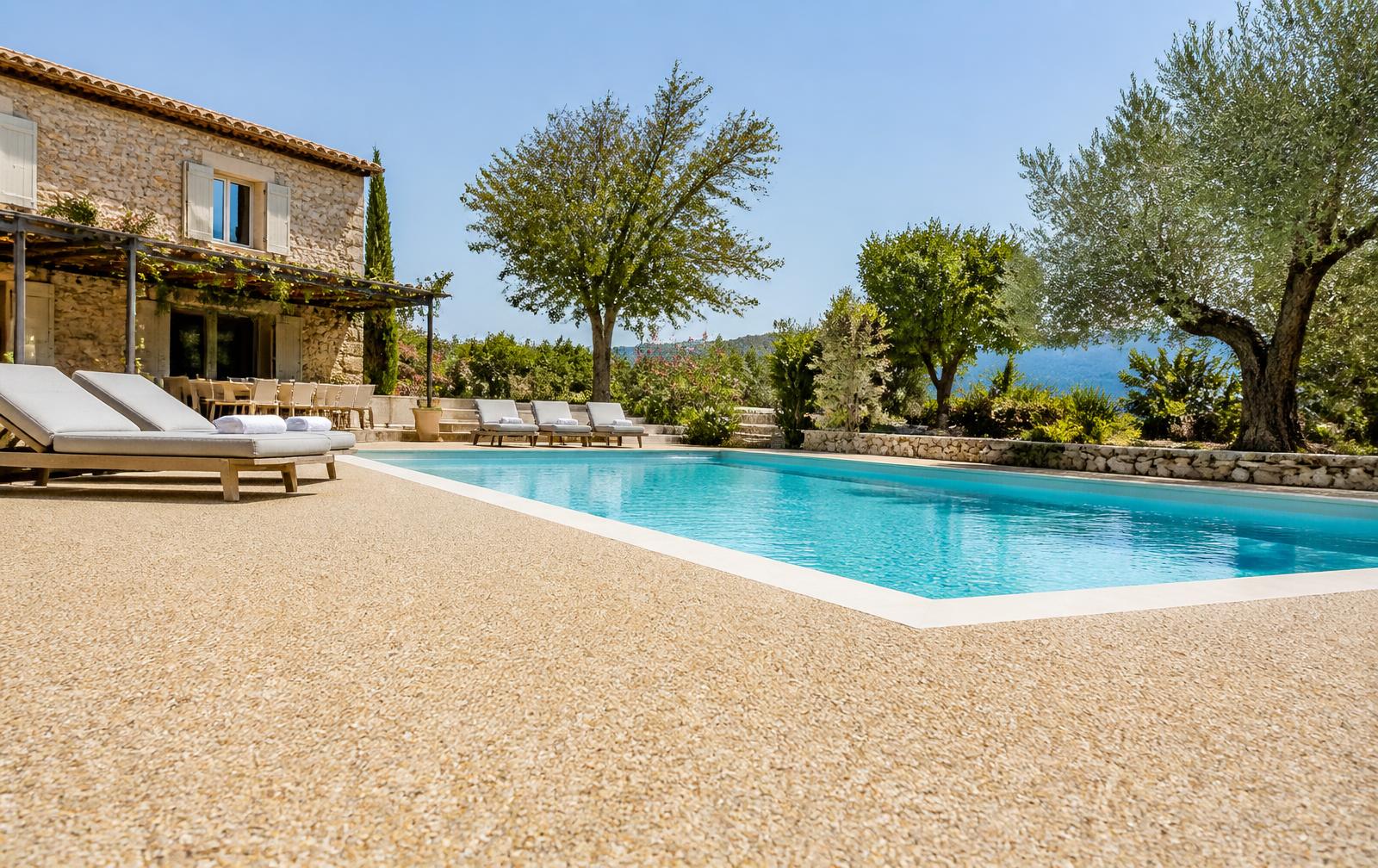 Plage de piscine réalisée en moquette de pierre beige